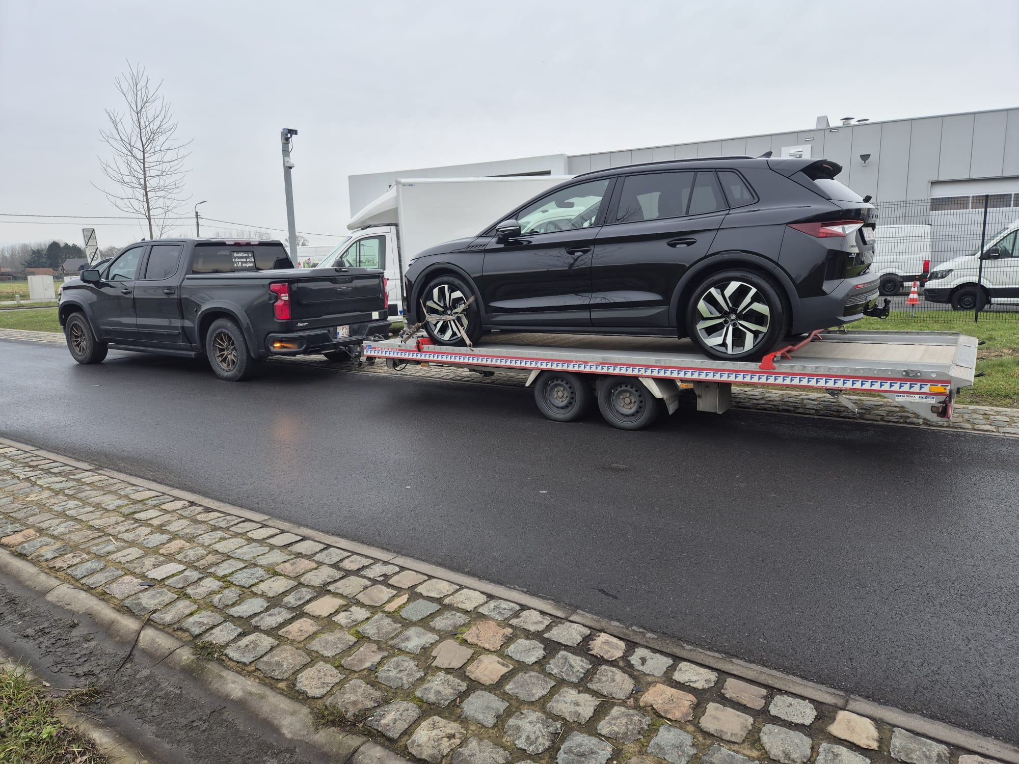 autotransport Kortrijk - Yani Cars laadt voertuig op trailer in de Kortrijkse regio