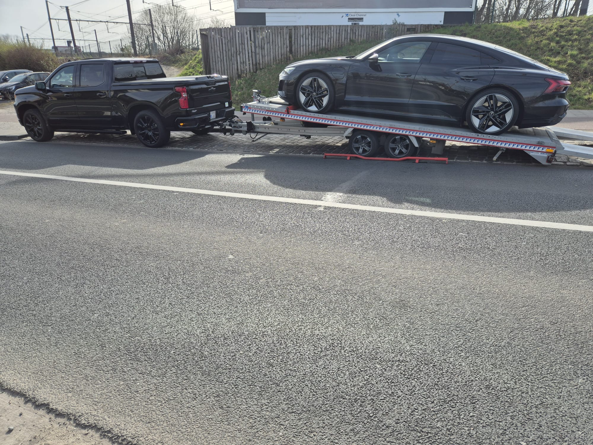 autotransport Oost-Vlaanderen - Yani Cars transporteert voertuig veilig op trailer