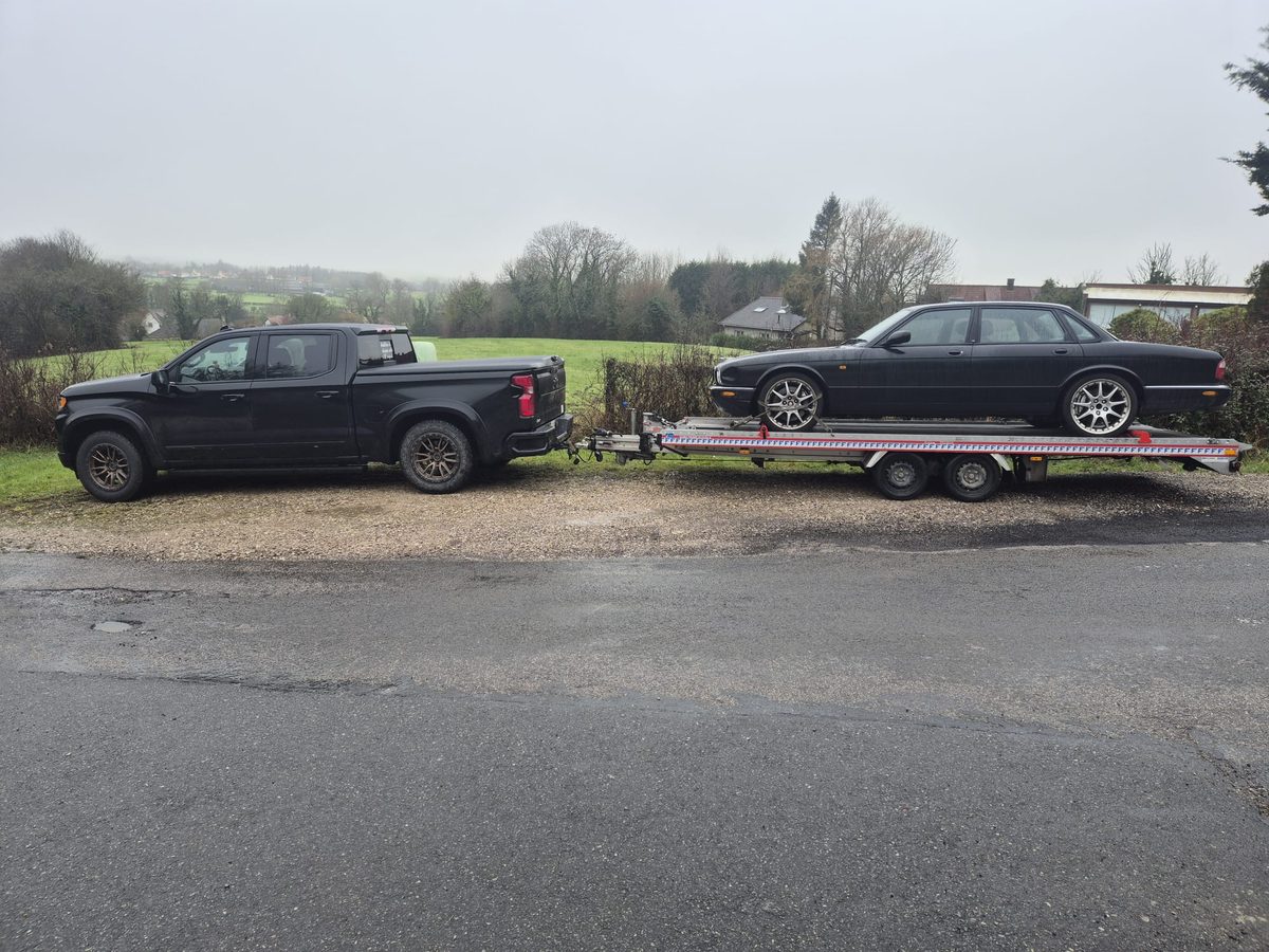oldtimer transport België - Yani Cars transporteert klassieke voertuigen veilig op trailer